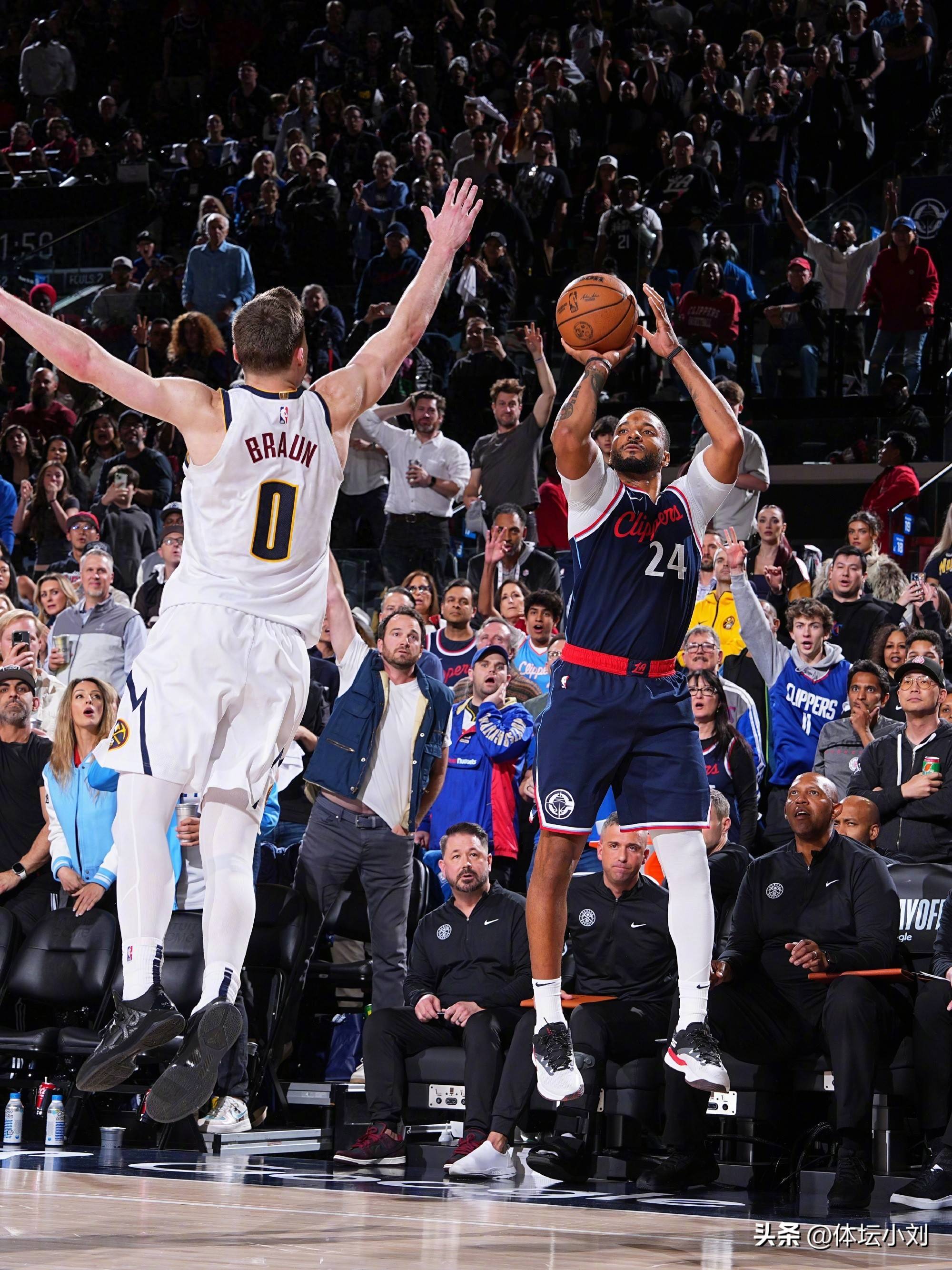 包含今晨菲尼克斯太阳备战CBA季后赛，绝杀压哨细节曝光，悬念犹存，训练强度明显提升的词条